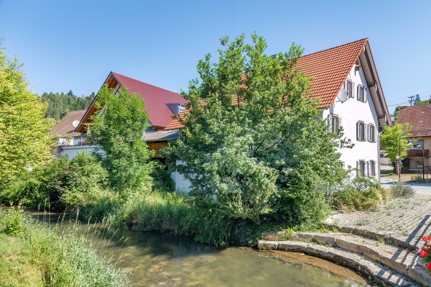 Historisches Bauernhaus mit Stallgebäude in traumhafter Flusslage an der Lauter!